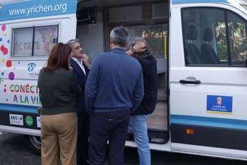 Román Rodríguez, vicepresidente del Gobierno de Canarias, durante la visita las instalaciones de Yrichen en Telde (Foto TA y Acfi Press)