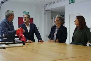 Román Rodríguez, vicepresidente del Gobierno de Canarias, durante la visita las instalaciones de Yrichen en Telde (Foto TA y Acfi Press)