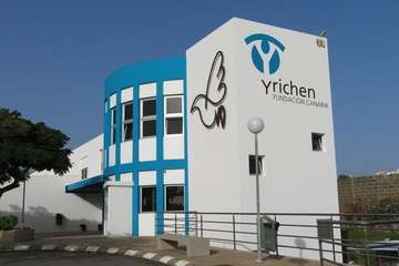 Román Rodríguez, vicepresidente del Gobierno de Canarias, durante la visita las instalaciones de Yrichen en Telde (Foto TA y Acfi Press)