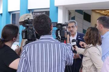 Román Rodríguez, vicepresidente del Gobierno de Canarias, durante la visita las instalaciones de Yrichen en Telde (Foto TA y Acfi Press)