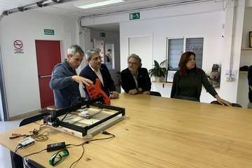 Román Rodríguez, vicepresidente del Gobierno de Canarias, durante la visita las instalaciones de Yrichen en Telde (Foto TA y Acfi Press)