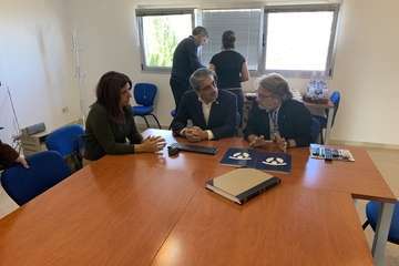 Román Rodríguez, vicepresidente del Gobierno de Canarias, durante la visita las instalaciones de Yrichen en Telde (Foto TA y Acfi Press)