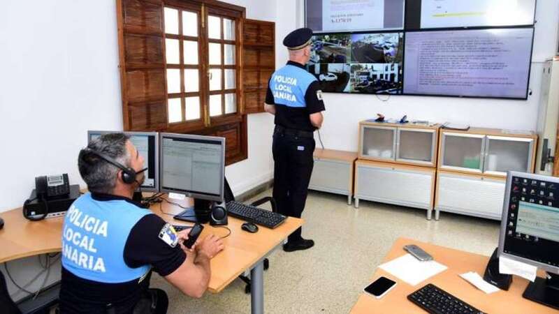 Félix Ramos y un miembro de la Policía Local observan en los monitores las imágenes recogidas por las cámaras (Foto Canarias7 / Arcadio Suárez)