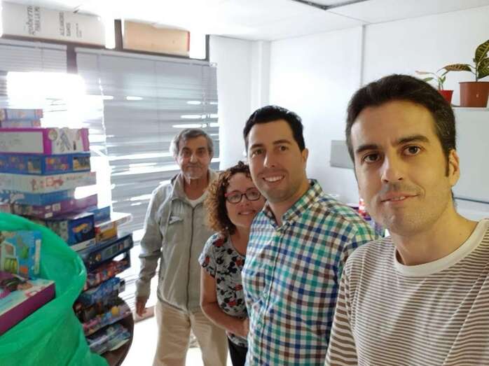 El secretario general de la agrupación socialista Juan Negrín con miembros de su partido organizando los juguetes dejados en la sede (Foto TA)