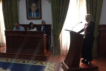 La investigadora Alejandra Sanjuan reclama en el Pleno de Telde un 