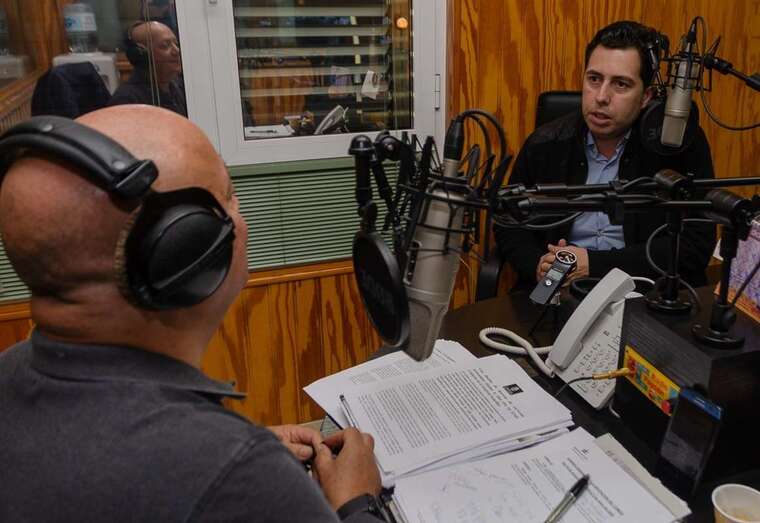 Alejandro Ramos, esta tarde en los estudios de Radio Faycán con el comunicador Ezequiel López (Foto TA)