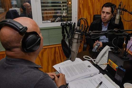 Alejandro Ramos en los estudios de Radio Faycán con el comunicador Ezequiel López (Foto TA)