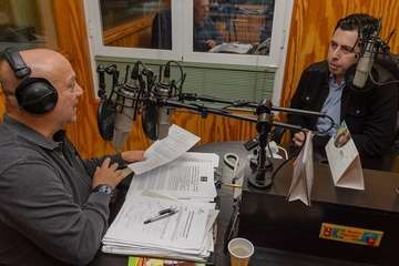 Alejandro Ramos en los estudios de Radio Faycán con el comunicador Ezequiel López (Foto TA)