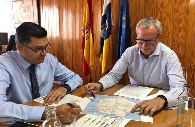 Miguel Ángel Pérez, izquierda, y Sebastián Franquis, derecha, durante la reunión que tuvieron ayer (Foto TA)