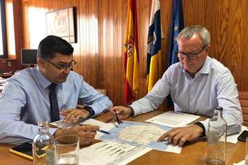 Miguel Ángel Pérez, izquierda, y Sebastián Franquis, derecha, durante la reunión que mantuvieron este jueves (Foto TA)