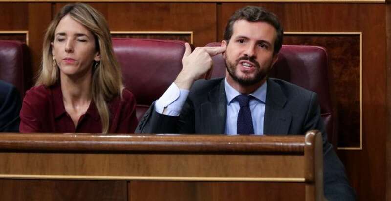 El presidente del PP, Pablo Casado, le hace un gesto a la bancada socialista, durante la intervención de la portavoz de EH Bildu en el Congreso de los Diputados (Foto Europa Press)