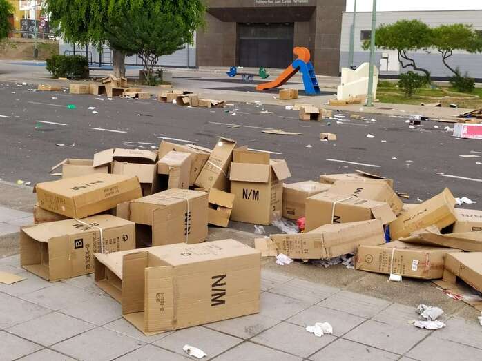 Decenas de cajas de cartón amanecieron este lunes tiradas  en el espacio donde anoche se celebró el mercadillo de Jinámar (Foto TA)