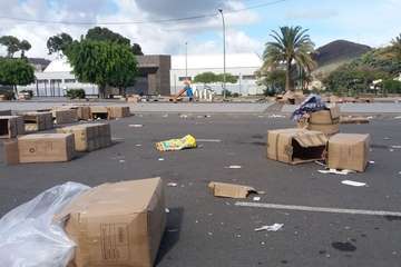 La Noche de Reyes deja el mercadillo de Jinámar repleto de basura (Foto TA)