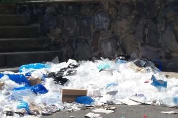 La Noche de Reyes deja el mercadillo de Jinámar repleto de basura (Foto TA)