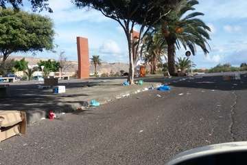La Noche de Reyes deja el mercadillo de Jinámar repleto de basura (Foto TA)