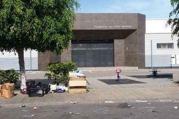 La Noche de Reyes deja el mercadillo de Jinámar repleto de basura (Foto TA)