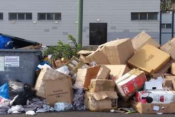 La Noche de Reyes deja el mercadillo de Jinámar repleto de basura (Foto TA)
