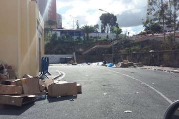 La Noche de Reyes deja el mercadillo de Jinámar repleto de basura (Foto TA)