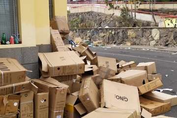 La Noche de Reyes deja el mercadillo de Jinámar repleto de basura (Foto TA)