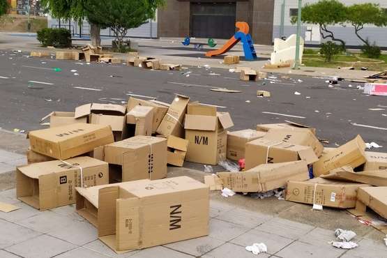 La Noche de Reyes deja el mercadillo de Jinámar repleto de basura (Foto TA)