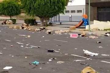 La Noche de Reyes deja el mercadillo de Jinámar repleto de basura (Foto TA)