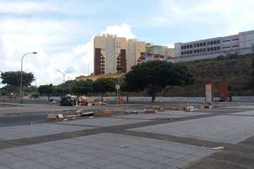 La Noche de Reyes deja el mercadillo de Jinámar repleto de basura (Foto TA)