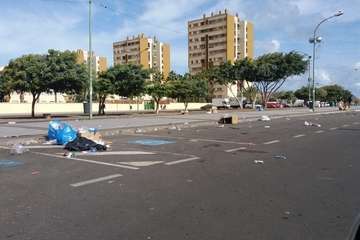La Noche de Reyes deja el mercadillo de Jinámar repleto de basura (Foto TA)