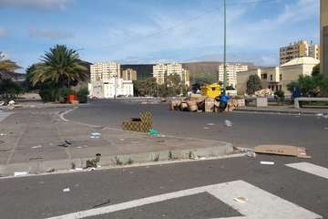 La Noche de Reyes deja el mercadillo de Jinámar repleto de basura (Foto TA)