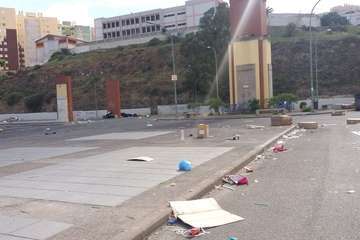 La Noche de Reyes deja el mercadillo de Jinámar repleto de basura (Foto TA)