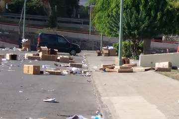 La Noche de Reyes deja el mercadillo de Jinámar repleto de basura (Foto TA)