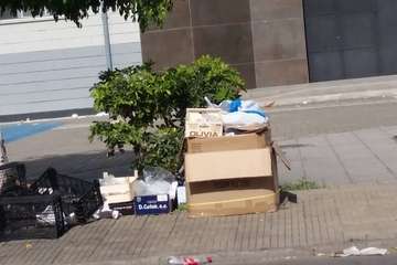 La Noche de Reyes deja el mercadillo de Jinámar repleto de basura (Foto TA)