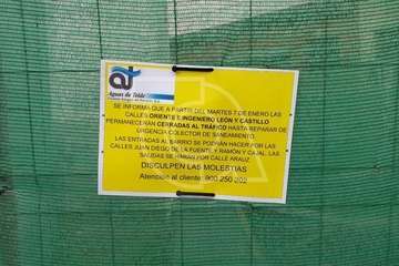 Una obstrucción en la red de saneamiento obliga a abrir una profunda zanja en la calle de Oriente (Foto TA)