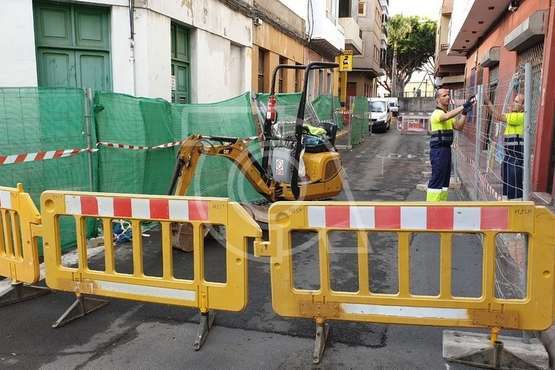Una obstrucción en la red de saneamiento obliga a abrir una profunda zanja en la calle de Oriente (Foto TA)