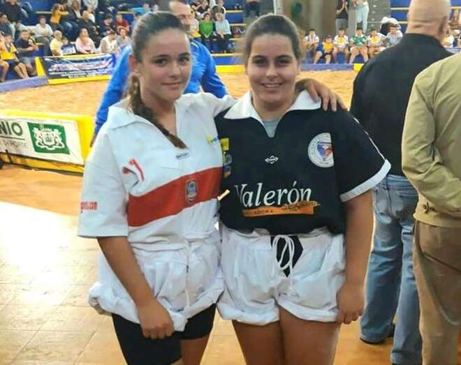 Zaida Méndez (d) con una compañera de otro equipo (Foto TA