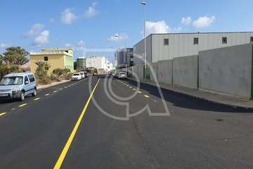 El alquitrán cambia la faz de 18 calles de la zona industrial de Salinetas (Foto TA)