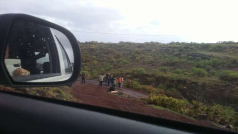 Técnicos del Cabildo y de la empresa adjudicataria, ayer en el camino de Rosiana (Foto TA)