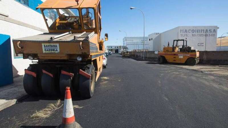 Los trabajos de asfaltado de las 18 calles del área industrial se encuentran en la recta final (Foto Canarias7)