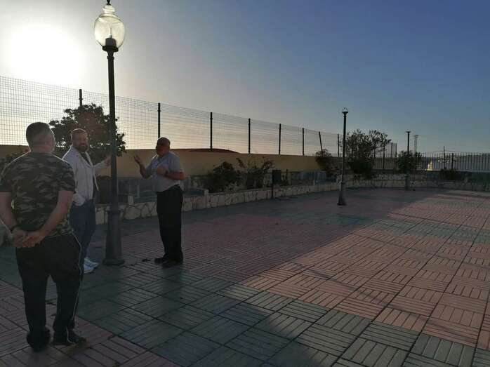 El concejal Jonay López, de visita en Las Huesas (Foto TA)