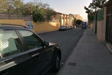 El Ayuntamiento repone focos en la plaza del barrio de Las Huesas (Foto TA)