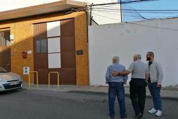 El Ayuntamiento repone focos en la plaza del barrio de Las Huesas (Foto TA)