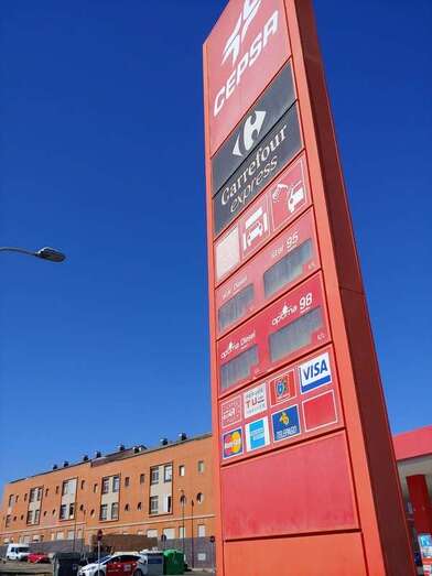 Imagen de archivo de un punto informativo de una gasolinera Cepsa (Foto TA)