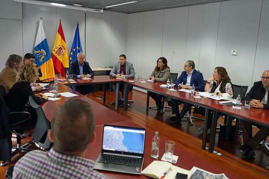 Reunión a cuatro bandas en la capital grancanaria para mejora el tráfico en la GC-1 (Foto Acfi Press y TA))