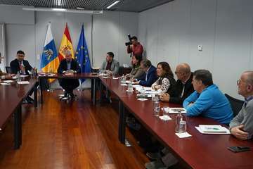 Reunión a cuatro bandas en la capital grancanaria para mejora el tráfico en la GC-1 (Foto Acfi Press y TA))