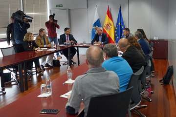 Reunión a cuatro bandas en la capital grancanaria para mejora el tráfico en la GC-1 (Foto Acfi Press y TA))