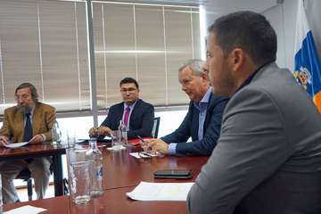 Reunión a cuatro bandas en la capital grancanaria para mejora el tráfico en la GC-1 (Foto Acfi Press y TA))