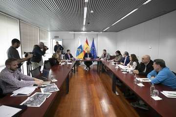 Reunión a cuatro bandas en la capital grancanaria para mejora el tráfico en la GC-1 (Foto Acfi Press y TA))