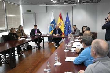 Reunión a cuatro bandas en la capital grancanaria para mejora el tráfico en la GC-1 (Foto Acfi Press y TA))
