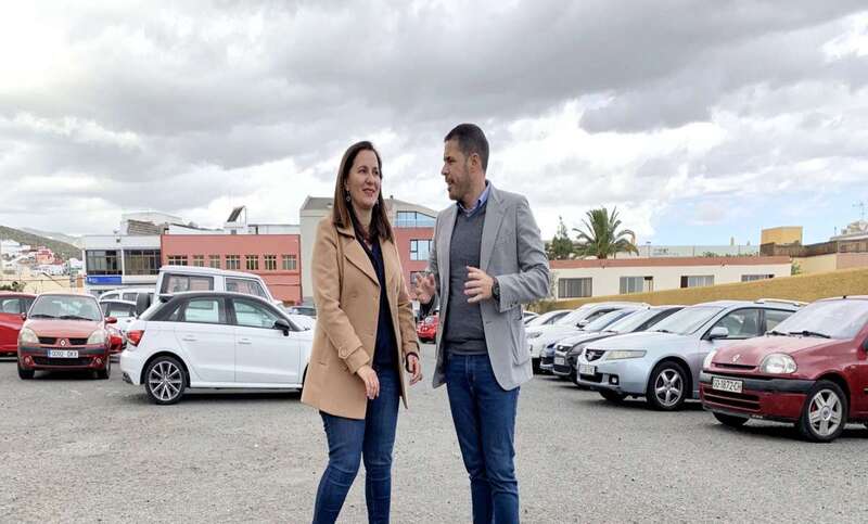 La concejala Lidia Mejías y el alcalde Héctor Suárez, ayer jueves en la parcela municipal de Arnao (Foto TA)