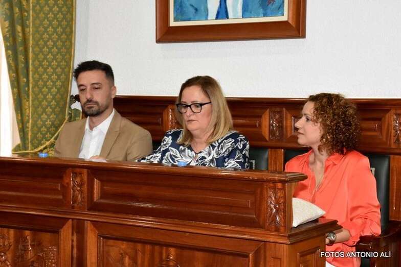 Juan Antonio Peña, Ana Álvarez y Vanesa Cruz, concejales de Ciuca en la oposición (Foto TA)