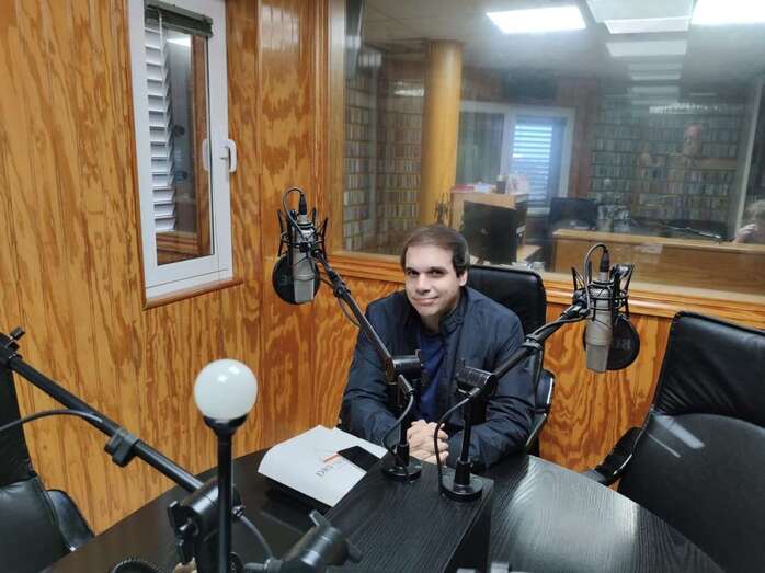 Daniel Reyes, esta tarde en los estudios de Radio Faycán (Foto TA)